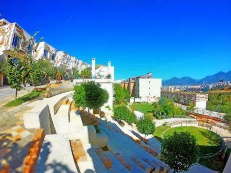 Appartamento Deluxe Flat With Garden_Tirana Esterno foto