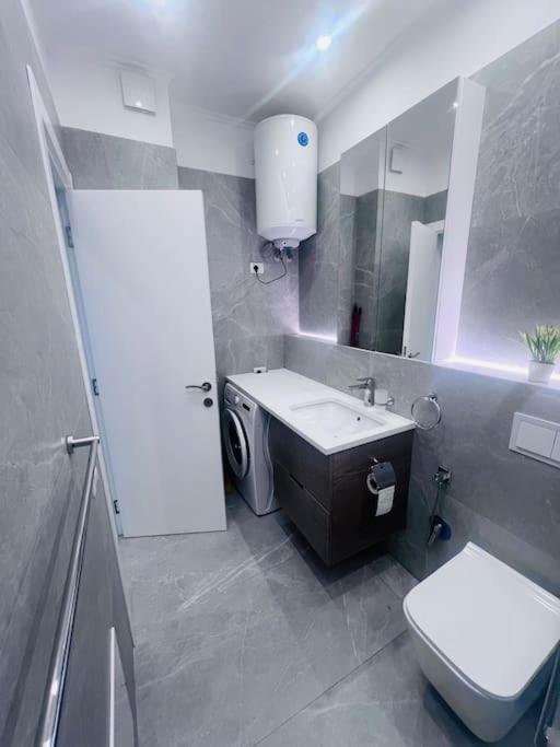 Appartamento Deluxe Flat With Garden_Tirana Esterno foto