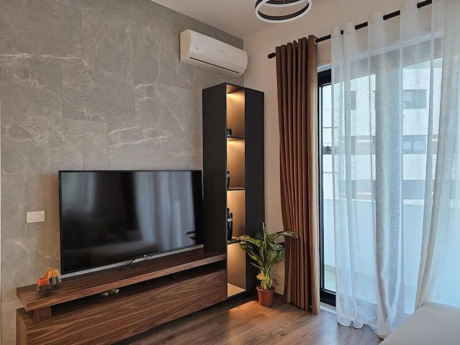 Appartamento Deluxe Flat With Garden_Tirana Esterno foto