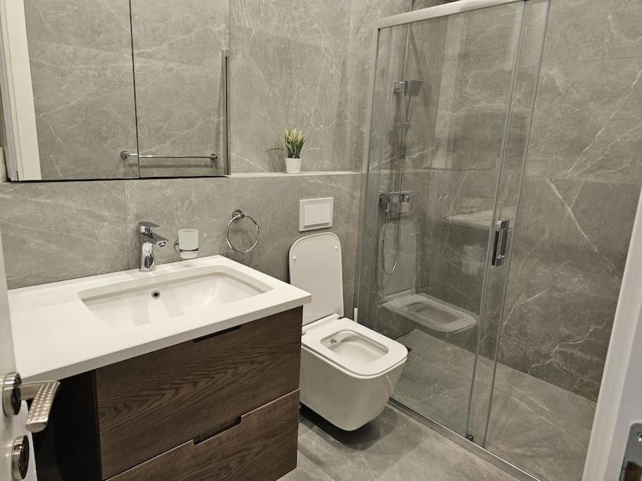 Appartamento Deluxe Flat With Garden_Tirana Esterno foto