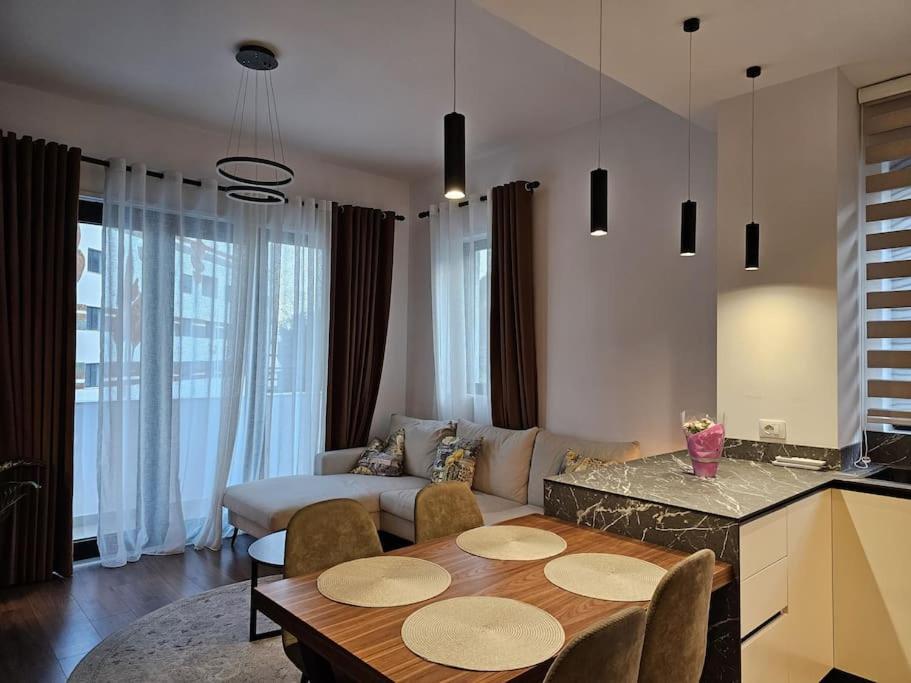 Appartamento Deluxe Flat With Garden_Tirana Esterno foto