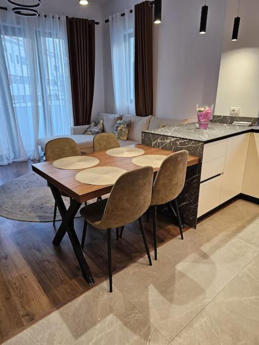 Appartamento Deluxe Flat With Garden_Tirana Esterno foto