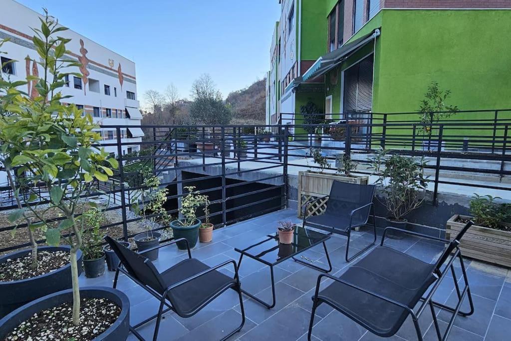 Appartamento Deluxe Flat With Garden_Tirana Esterno foto